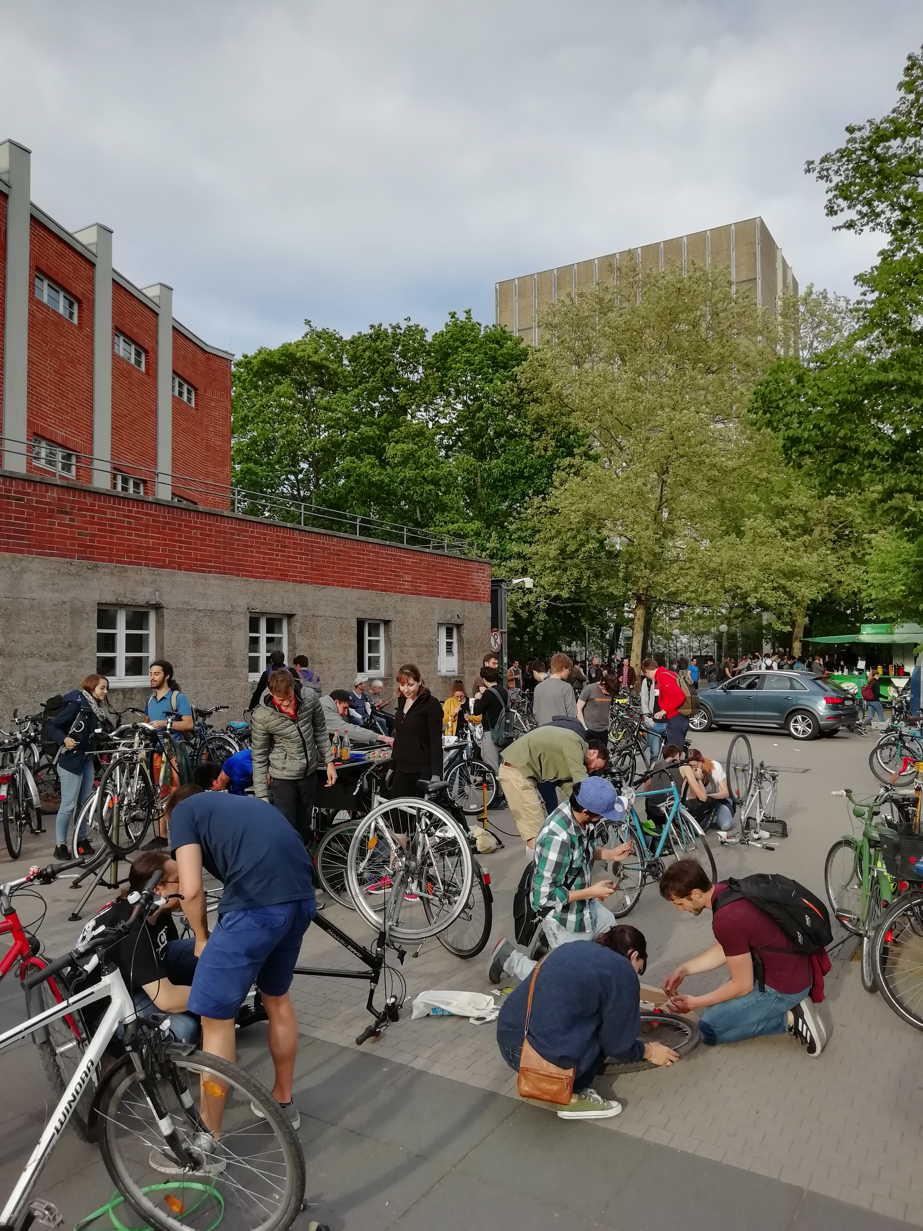 Reparieren mit der fahrbaren Radwerkstatt (MöWe)