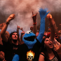 Ein Krümelmonster headbangt in einer Festival-Crowd.