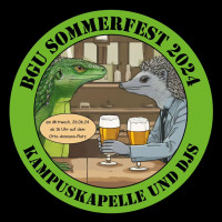 Zu sehen ist eine grüner Bierdeckel, auf dessen Rand in kantiger Schrift "BGU Sommerfest 2024, KAmpusKApelle und DJs" abgedruckt ist. In der Mitte des Bierdeckels sind ein Igel und ein Lurch an einer Bar zu sehen.