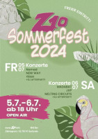 Das Plakat vom Sommerfest zeigt auf hellgrünem Hintergrund Blätter verschiedener tropischer Pfanzen sowie einen Flamingo. Auf dem Plakat sind Z10-Logo sowie das Programm in weiß-pinker Schrift gesetzt.
