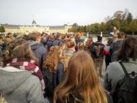 Studierenden-Versammlung vor dem Karlsruher Schloss mit Rede von Vizepräsident Wanner